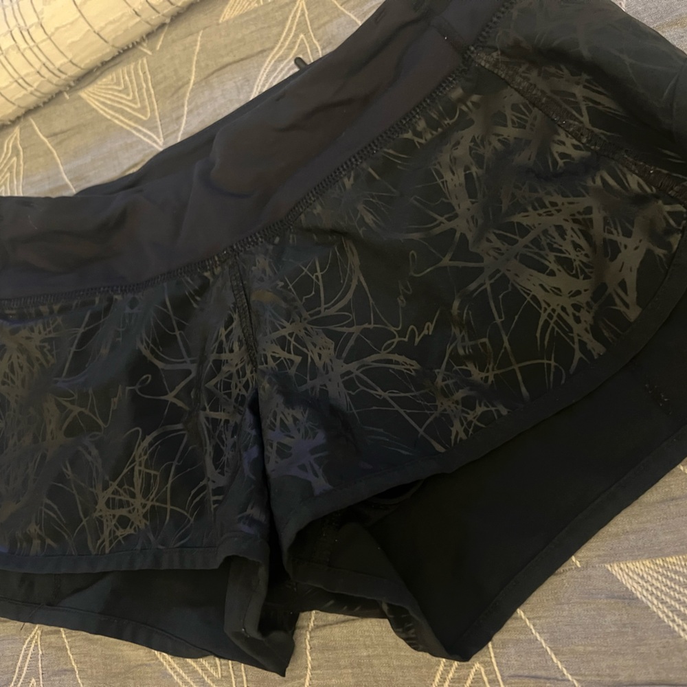 Lulu Lemon Size 4 Hotty Hot - like new